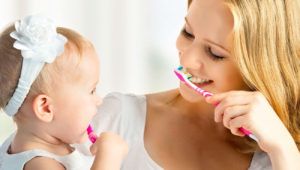 Чистим зубы детям